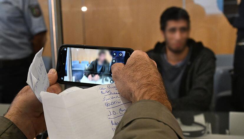 Die Richter verurteilten den Syrer zu lebenslanger Haft, stellten die besondere Schwere seiner Schuld fest und ordneten die anschlie&szlig;ende Sicherungsverwahrung an.