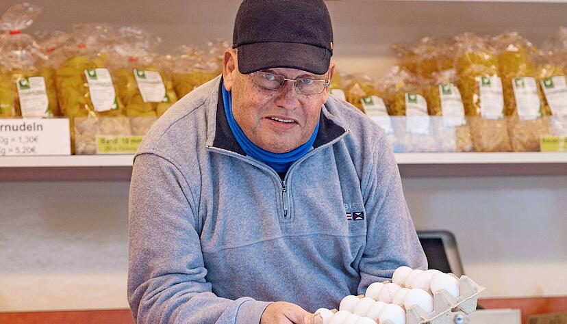 Eiermann Helmut Jaudes, so wie ihn die Kunden kennen. Seit nunmehr 50 Jahren verkauft er auf dem Wochenmarkt in Heilbronn Eier von seinem Geflügelhof in Neckarwestheim. Ans Aufhören denkt der 70-Jährige nicht.
Foto: Mario Berger Eiermann Helmut Jaudes, so wie ihn die Kunden kennen. Seit nunmehr 50 Jahren verkauft er auf dem Wochenmarkt in Heilbronn Eier von seinem Geflügelhof in Neckarwestheim. Ans Aufhören denkt der 70-Jährige nicht.
Foto: Mario Berger