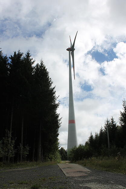 Im Jahr 2000 wurden die ersten Bürgerwindkraftanlagen in Wildpoldsried gebaut. Mittlerweile stehen 11 Bürgerwindkraftanlagen auf dem Höhenrücken, der die Grenze zwischen dem Ober- und Ostallgäu darstellt: 2 stehen auf Ostallgäuer Seite, 9 auf Wildpoldsrieder Seite. Im Jahr 2000 wurden die ersten Bürgerwindkraftanlagen in Wildpoldsried gebaut. Mittlerweile stehen 11 Bürgerwindkraftanlagen auf dem Höhenrücken, der die Grenze zwischen dem Ober- und Ostallgäu darstellt: 2 stehen auf Ostallgäuer Seite, 9 auf Wildpoldsrieder Seite.