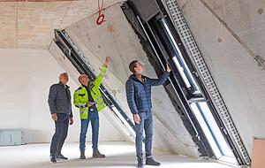 Prüfende Blicke: Werner Tybusseck, Oberbauleiter Rainer Elsner von Blocher Partners und Patrick Schumann (v. l.).
