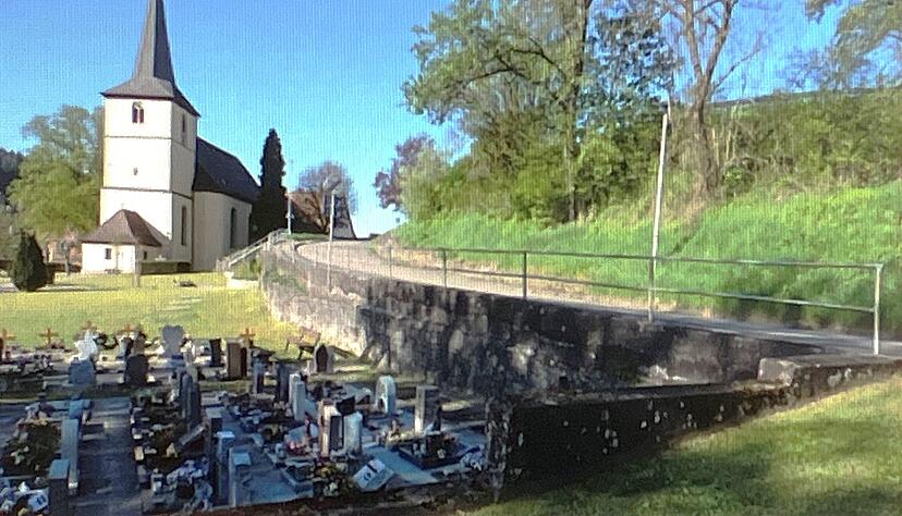 Die Stützmauer beim Friedhof in der Ortsdurchfahrt von Oberkessach ist kaputt und muss zu zwei Dritteln erneuert werden. Die Stützmauer beim Friedhof in der Ortsdurchfahrt von Oberkessach ist kaputt und muss zu zwei Dritteln erneuert werden.