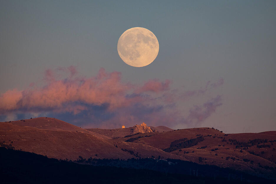 In Italien war der besonders präsente Vollmond über der Burgruine Rocca Calascio Castle zu sehen.