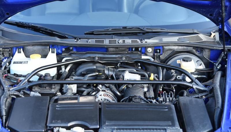 Hätten Sie gewusst, dass Sie in den Motorraum eines Autos mit Wankelmotor (Mazda RX-8) blicken?. Hätten Sie gewusst, dass Sie in den Motorraum eines Autos mit Wankelmotor (Mazda RX-8) blicken?.