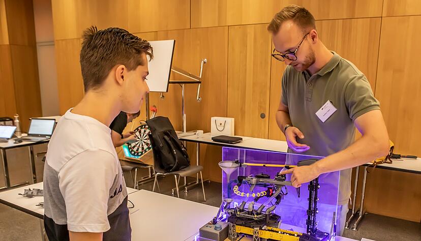 Anschauen, mitmachen, zuhören und vernetzen: Das Programm der "Nacht der Wissenschaft" am Bildungscampus Heilbronn hielt für jeden Geschmack etwas bereit. Jonathan Vollmer (rechts) erklärte Jonathan Diebel eine Sortiermaschine.