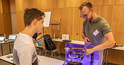 Anschauen, mitmachen, zuhören und vernetzen: Das Programm der "Nacht der Wissenschaft" am Bildungscampus Heilbronn hielt für jeden Geschmack etwas bereit. Jonathan Vollmer erklärte Jonathan Diebel eine Sortiermaschine.
Foto: Helmut Melchert