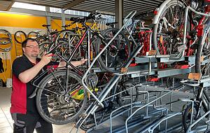 Handarbeit in der Radstation Ludwigsburg: Das Team um Marius Weber nimmt die Fahrräder in Empfang und räumt sie per Hand ein.
Foto: Simon Gajer