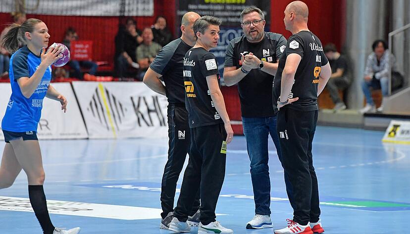 Für Thomas Zeitz (Zweiter von rechts) und Till Wiechers (Dritter von rechts), die Trainer der beteiligten Vereine, gibt es in der Ballei ein baldiges Wiedersehen. Für Thomas Zeitz (Zweiter von rechts) und Till Wiechers (Dritter von rechts), die Trainer der beteiligten Vereine, gibt es in der Ballei ein baldiges Wiedersehen.