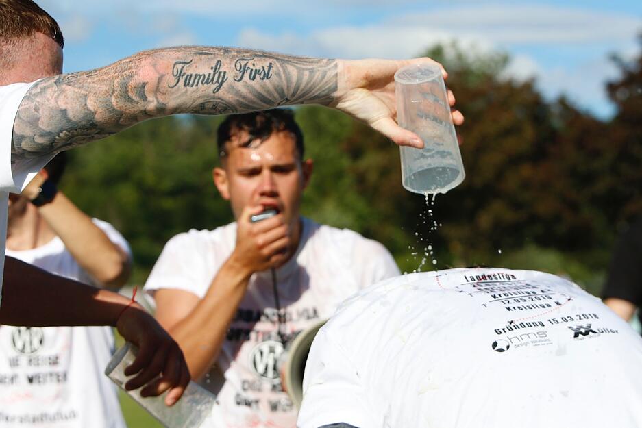 VfR Heilbronn schafft Sprung in die Verbandsliga: Aufstiegsfeier beginnt auf dem Platz
