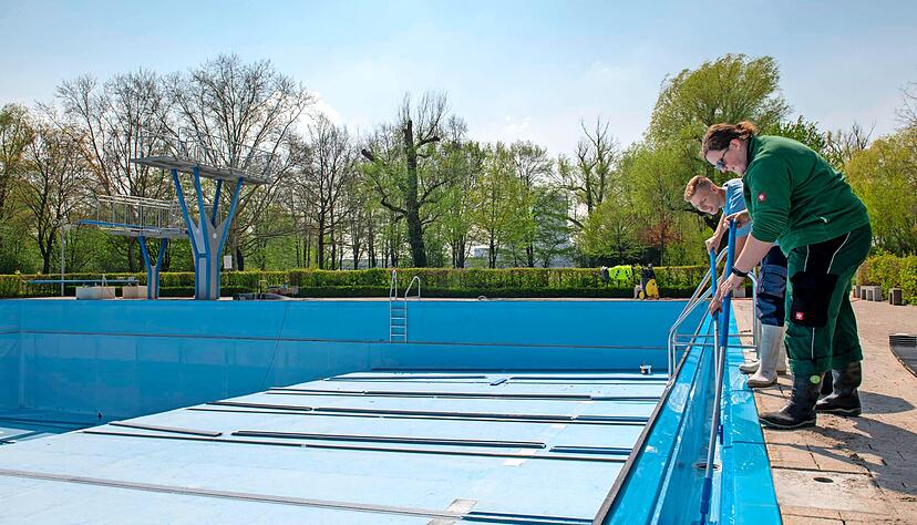 Das Ernst-Freyer-Bad in Obereisesheim wurde teilsaniert. Luis Siebert und Stefanie Lutz reinigen die &Uuml;berlaufrinne am Schwimmerbecken.