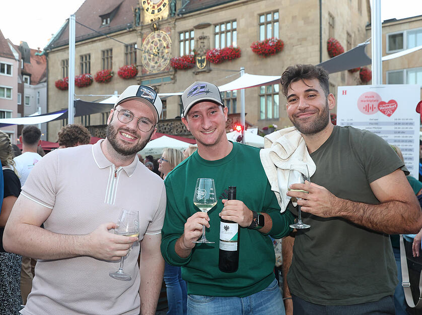 Gemeinsam ein Gläschen Wein genießen – viele Besucher kommen in Gruppen zum Heilbronner Weindorf.