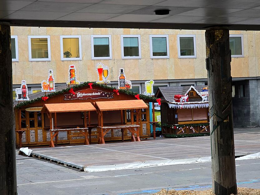Der Weihnachtsmarkt in Heilbronn wird abgebaut.
