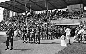 Die Amerikaner sind sehr auf Völkerverständigung bedacht: mit sozialen Aktionen, Bildungsangeboten und öffentlichen Veranstaltungen wie hier im Stadion. Die Amerikaner sind sehr auf Völkerverständigung bedacht: mit sozialen Aktionen, Bildungsangeboten und öffentlichen Veranstaltungen wie hier im Stadion.