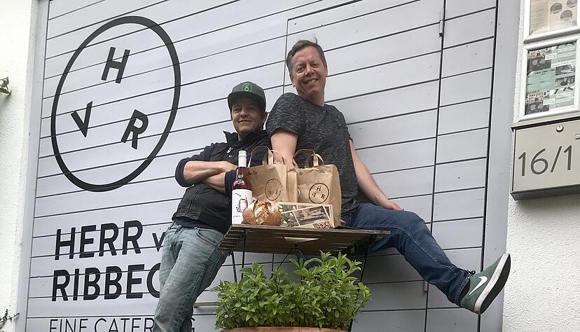 Zum Spargel-Pfingstmenü reichen Boris Biggör (l.) und Peter von Ribbeck in Kooperation mit regionalen Produzenten eine Flasche Wein sowie Brot dazu. Foto: privat