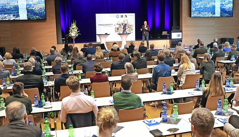 Das Publikum am ersten Tag des Kongresses Frequencity setzt sich hauptsächlich aus Akteuren aus Handel, Gastronomie, Kultur und Verwaltung zusammen.
Foto: Seidel Das Publikum am ersten Tag des Kongresses Frequencity setzt sich hauptsächlich aus Akteuren aus Handel, Gastronomie, Kultur und Verwaltung zusammen.
Foto: Seidel