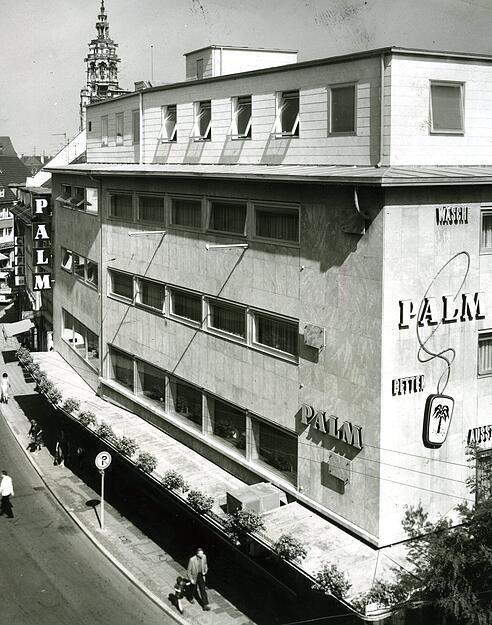 Blick auf das Gebäude des Textilhauses Palm im Jahr 1969.