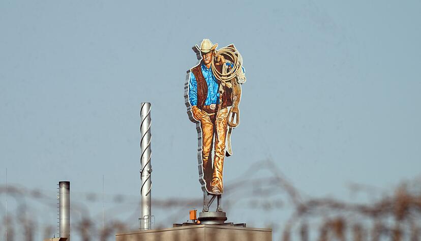 Die Werbefigur der Zigarettenmarke Marlboro, der &laquo;Marlboro-Mann&raquo;, steht auf dem Geb&auml;ude der Philip Morris GmbH.