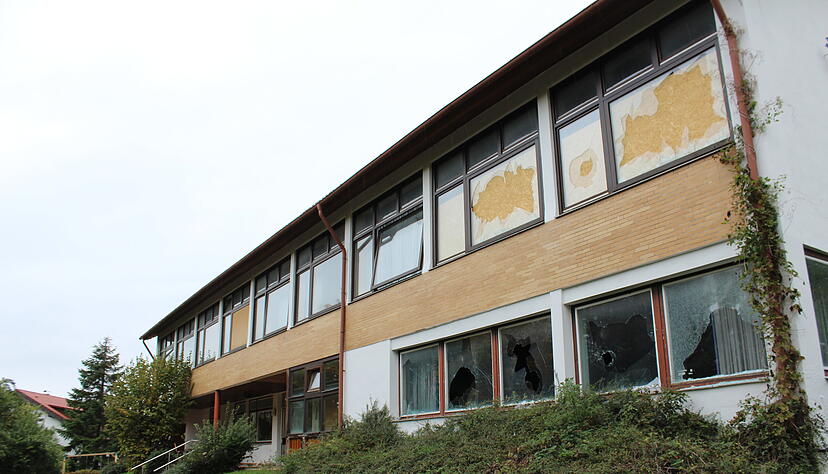 Die ehemalige Schule in Oberginsbach dient der Stadt als Fl&uuml;chtlingsunterkunft. Doch ein aggressiver Bewohner hat bereits mehrere Fenster eingeworfen.