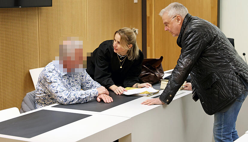 Ein 60-J&auml;hriger steht wegen einer brutalen Attacke auf seine Ehefrau vor Gericht. Ein Gutachter glaubt jedoch an seine Schuldungf&auml;higkeit.