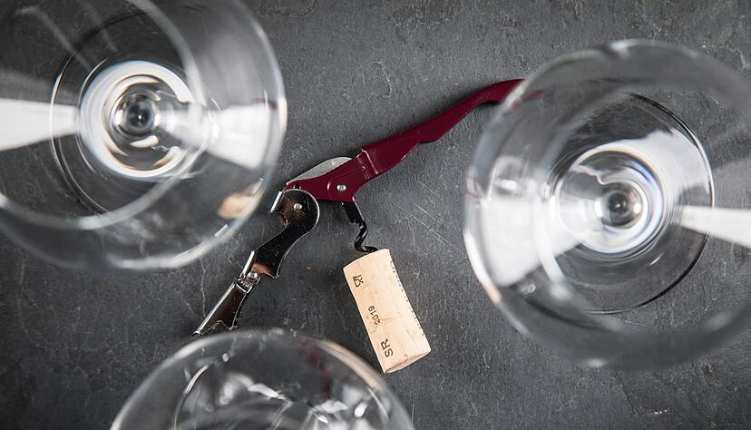 Die meisten Profis empfehlen Weinfreunden als Grundausstattung ein gutes Kellnermesser und gute Weingl&auml;ser.