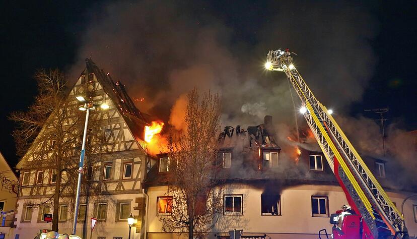 Die Flammen griffen auf das Dach eines jahrhundertealten Geb&auml;udes &uuml;ber.