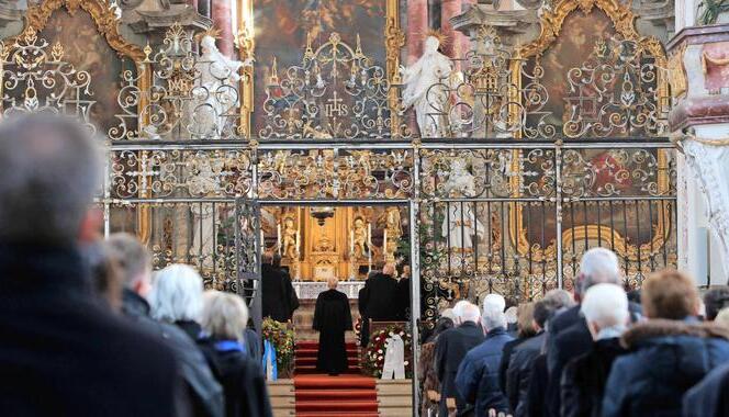 Trauerfeier für Roman Herzog: Der Ratsvorsitzende der Evangelischen Kirche in Deutschland, Heinrich Bedford-Strohm, vor dem Hochaltar in der Klosterkirche St. Joseph in Schöntal.
Fotos: Andreas Veigel