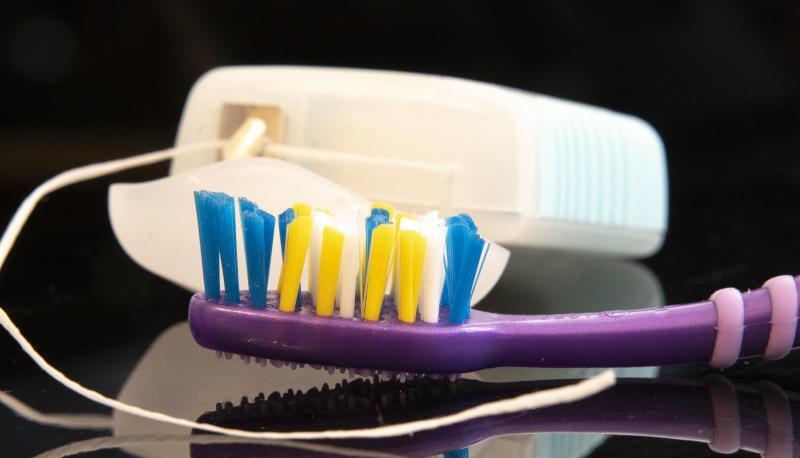 Richtiges Z&auml;hneb&uuml;rsten und die Verwendung von Zahnseide sind das A und O f&uuml;r gesunde Zahnpflege.