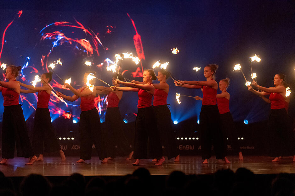 Auch Fackeln gab es in der Heilbronner Harmonie bei der Turngala zu sehen.