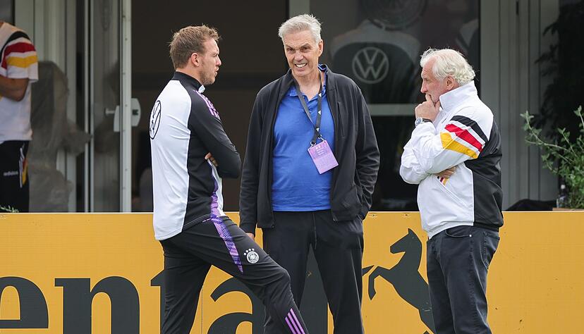 Offener Taktikaustausch: Weltmeister-Trainer der Basketballer, Gordon Herbert (M), und Fußball-Bundestrainer Julian Nagelsmann im Gespräch.