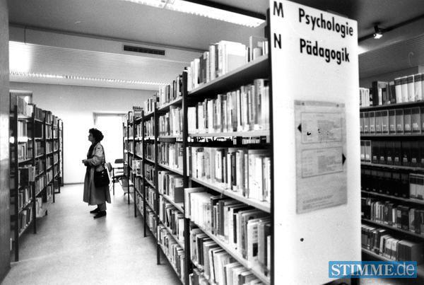 Nach dreiwöchiger Umstellung auf EDV-Verbuchung werden im Mai 1993 neue Benutzerausweise ausgegeben. Alle Bücher in den Regalen sind nun mit Strichcode-Etiketten gekennzeichnet. Nach dreiwöchiger Umstellung auf EDV-Verbuchung werden im Mai 1993 neue Benutzerausweise ausgegeben. Alle Bücher in den Regalen sind nun mit Strichcode-Etiketten gekennzeichnet.