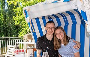 Vor dem Pier 58 genießen Maximilian Ott und Larissa Weber das gute Wetter.
