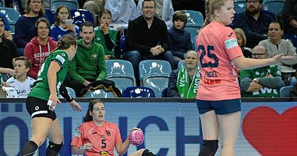 Fragende Blicke, kein Zugriff auf den Gegner: Neckarsulms Nina Engel (rechts) und Amber Verbraeken (Mitte) erlebten gegen eine agile Merle Carstensen und den VfL Oldenburg eine Anfangsphase zum Vergessen.
Foto: imago images/Eibner-Pressefoto