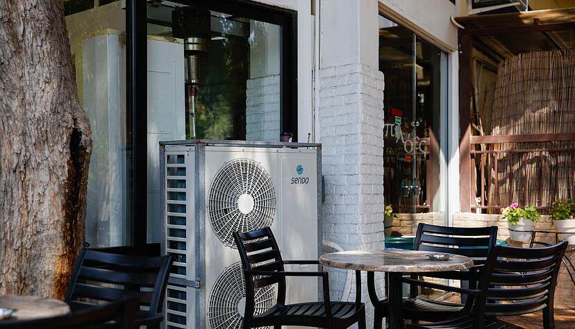 Anderswo ganz normal: ein Klimager&auml;t neben einem Caf&eacute;tisch in Griechenland. (Archivbild)