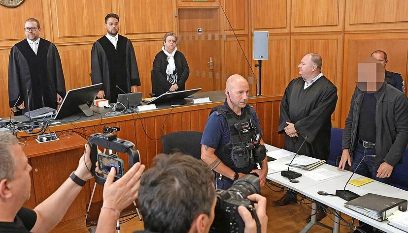 Weil er unter anderem zwei seiner Kollegen in Bad Friedrichshall erschossen haben soll, steht ein 53 Jahre alter Mann aus Seckach vor Gericht. Weil er unter anderem zwei seiner Kollegen in Bad Friedrichshall erschossen haben soll, steht ein 53 Jahre alter Mann aus Seckach vor Gericht.