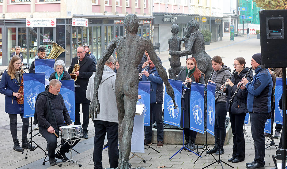 Stadtoberhaupt und Gäste setzen ein Zeichen für Frieden und Erinnerungskultur. Stadtoberhaupt und Gäste setzen ein Zeichen für Frieden und Erinnerungskultur.