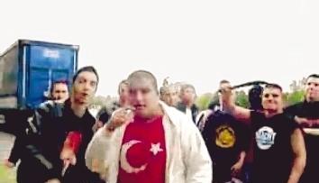 „Auf alles nur schimpfen ist einfach.“
Kripo-Chef V. Rittenauer „Auf alles nur schimpfen ist einfach.“
Kripo-Chef V. Rittenauer