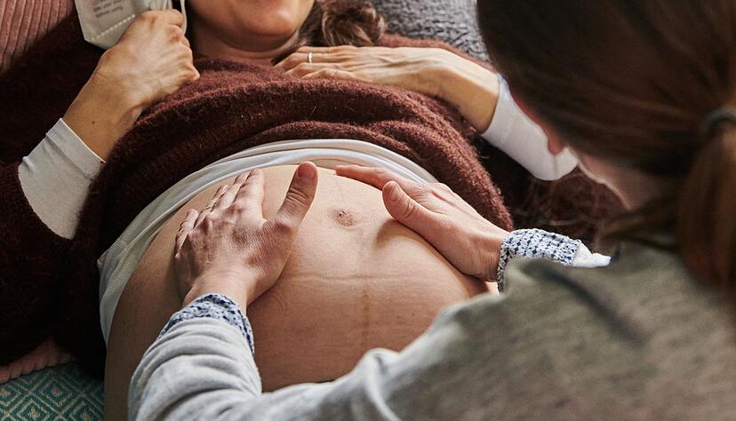 Eine Hebamme tastet in ihrer Praxis den Bauch einer schwangeren Frau ab. (Archivbild) Eine Hebamme tastet in ihrer Praxis den Bauch einer schwangeren Frau ab. (Archivbild)