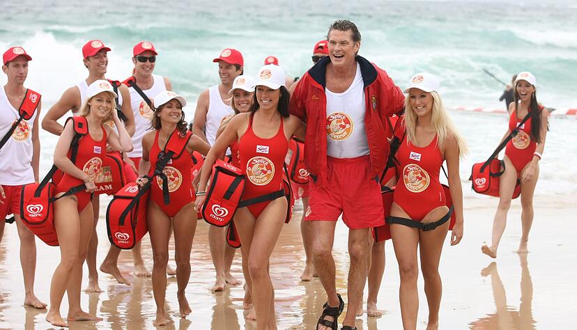 David Hasselhoff trifft mit jungen Frauen und Männern zu einem Werbetermin am Bondi Beach ein.
