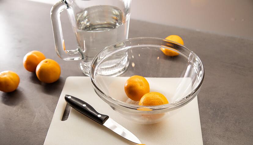 Kein Fan von der weißen Haut? Mit einem Hack sollen sich Clementinen besser schälen lassen.