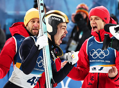 Zurecht kann Philipp Raimund beim Sieg auf der Normalschanze seinen Emotionen freien Lauf lassen. Er holt sich in einem tollen Springen die Goldmedaille.