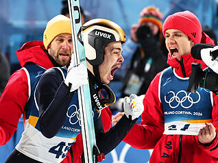Zurecht kann Philipp Raimund beim Sieg auf der Normalschanze seinen Emotionen freien Lauf lassen. Er holt sich in einem tollen Springen die Goldmedaille. Zurecht kann Philipp Raimund beim Sieg auf der Normalschanze seinen Emotionen freien Lauf lassen. Er holt sich in einem tollen Springen die Goldmedaille.