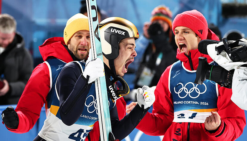 Zurecht kann Philipp Raimund beim Sieg auf der Normalschanze seinen Emotionen freien Lauf lassen. Er holt sich in einem tollen Springen die Goldmedaille.