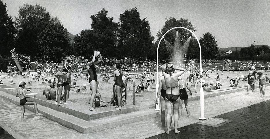 Juni 1981: An so einem sonnigen Tag ist das Neckarsulmer Freibad am Pichterich gut besucht.