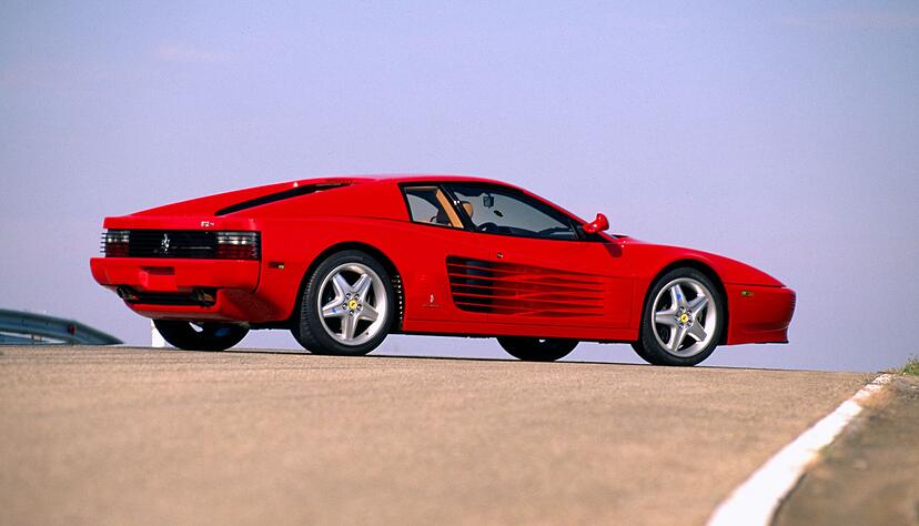 Legende auf vier Rädern: Der Testarossa wirkte beim Debüt 1984 fast wie ein Ufo, hing in vielen Jugendzimmern als Poster an der Wand und war Co-Star in der TV-Serie «Miami Vice». Legende auf vier Rädern: Der Testarossa wirkte beim Debüt 1984 fast wie ein Ufo, hing in vielen Jugendzimmern als Poster an der Wand und war Co-Star in der TV-Serie «Miami Vice».