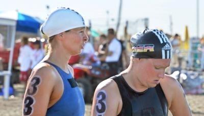 Angela Maurer (l) und Stefanie Biller bereiten sich auf ihren Start über 10 Kilometer vor. Angela Maurer (l) und Stefanie Biller bereiten sich auf ihren Start über 10 Kilometer vor.
