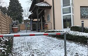 Kein Lachen, kein Toben, kein Bringen, kein Abholen. Im Öhringer Kindergarten Röntgenstraße ist nach den Corona-Infektionen kein Betrieb. Foto: Yvonne Tscherwitschke Kein Lachen, kein Toben, kein Bringen, kein Abholen. Im Öhringer Kindergarten Röntgenstraße ist nach den Corona-Infektionen kein Betrieb. Foto: Yvonne Tscherwitschke