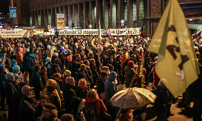 Zahlreiche S21-Gegner demonstrieren bei der 500. Montagsdemo gegen das Bahnprojekt vor dem Stuttgarter Hauptbahnhof. +++ dpa-Bildfunk +++ Zahlreiche S21-Gegner demonstrieren bei der 500. Montagsdemo gegen das Bahnprojekt vor dem Stuttgarter Hauptbahnhof. +++ dpa-Bildfunk +++