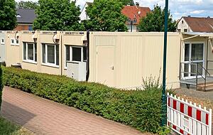 Von außen schlicht, aber zweckmäßig eingerichtet: In diesem Container-Behelfsbau sollen bis zu 20 Geflüchtete zeitweise ein neues Zuhause finden.
Fotos: Jörg Kühl