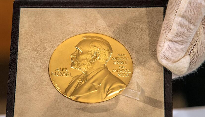 Die Vorderseite der Nobel-Medaille zeigt den Preisstifter Alfred Nobel. (Archivbild)