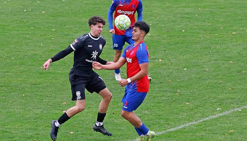Auch wenn Janis Gesell (rechts) erst während der laufenden Runde verpflichtet wurde, gewöhnte er sich schnell in Hollenbach ein.
Foto: Marc Schmerbeck Auch wenn Janis Gesell (rechts) erst während der laufenden Runde verpflichtet wurde, gewöhnte er sich schnell in Hollenbach ein.
Foto: Marc Schmerbeck