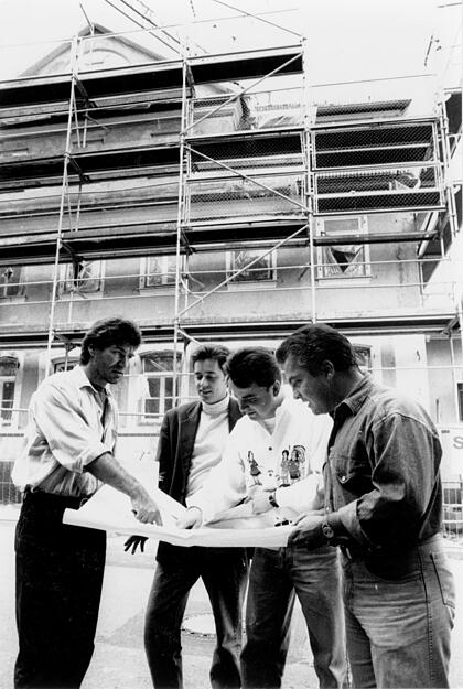 Architekt Peter Ohr, Geschäftsführer des Alten Theaters Steffen Müller und Uwe Schöneck sowie Inhaber Dr. Bora Tuncer beschäftigen sich intensiv 1993 mit den Bauplänen. Architekt Peter Ohr, Geschäftsführer des Alten Theaters Steffen Müller und Uwe Schöneck sowie Inhaber Dr. Bora Tuncer beschäftigen sich intensiv 1993 mit den Bauplänen.